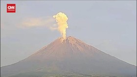 VIDEO: Gunung Semeru Erupsi Setinggi 2.000 Meter