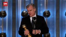 VIDEO: Christopher Nolan Akhirnya Menang Piala Pertama Golden Globe