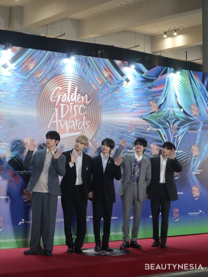 Para anggota TXT tampil menawan dengan outfit yang didominasi warna hitam dan abu-abu./ Foto: Nadya/Beautynesia