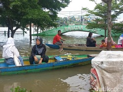 Wisata Danau Sipin di Jambi Terendam Banjir, Warga Terpaksa Naik Perahu