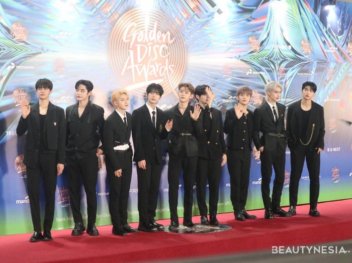 Grup K-Pop yang baru debut pada Juli 2023 lalu yakni ZEROBASEONE juga hadir di red carpet 38th Golden Disc Awards, lho. Siapa bias kamu dari grup ini, Beauties?/ Foto: Nadya/Beautynesia