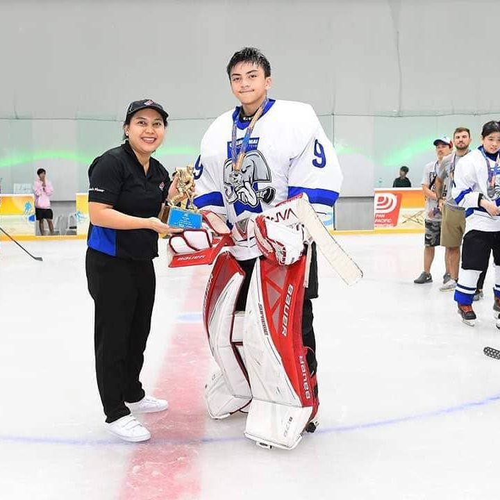 <p>Tak cuma tampan, Arka juga berbakat di bidang olahraga. Ia menggeluti hoki sejak masih belia. Arka bahkan sudah memenangkan sejumlah pertandingan.<em> "Got best goalie in Pattaya! Thank you to Chiang Mai A for letting me play in your team, next time we play, hopefully we can reach for Gold next time we play! </em>(Mendapat gol terbaik di Pattaya! Terima kasih kepada Chiang Mai A yang mengizinkan saya bermain di tim Anda, lain kali kita bermain, semoga kita bisa meraih Emas di pertandingan berikutnya!)" tulis Arka. (Foto: Instagram @aruckermans)</p>