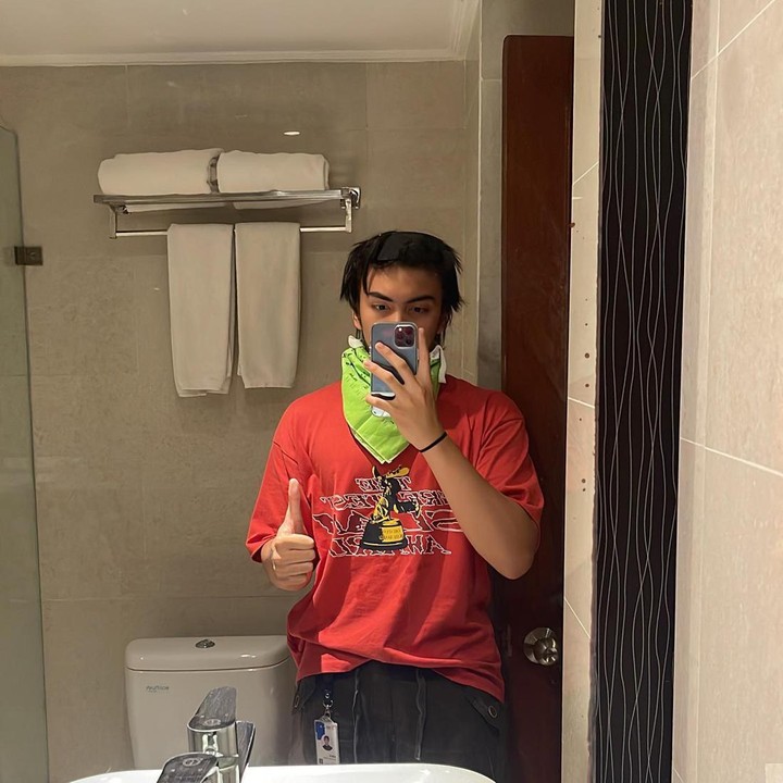 <p>Arka yang kini sudah remaja banyak mencuri hati netizen, lho. Tak sedikit yang terpesona dengan ketampanannya. Bahkan, ada yang menyebutnya mirip seperti aktor luar negeri. (Foto: Instagram @aruckermans)</p>