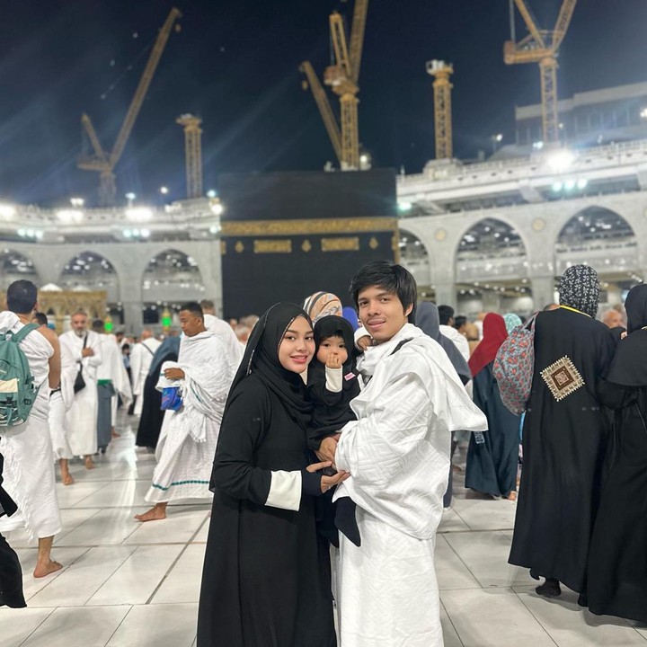 <p>Artis selanjutnya yang membawa anak balitanya ikut umrah, yakni Aurel Hermansyah dan Atta Halilintar. Putri mereka, Ameena diajak ke Tanah Suci saat masih berusia 13 bulan. "Kami datang kerumah mu Ya Allah..Jagalah keluarga kecil kami ya Allah," tulis Atta sebagai keterangan foto unggahannya. (Foto: dok. Instagram @aurelhermansyah dan @attahalilintar)</p>