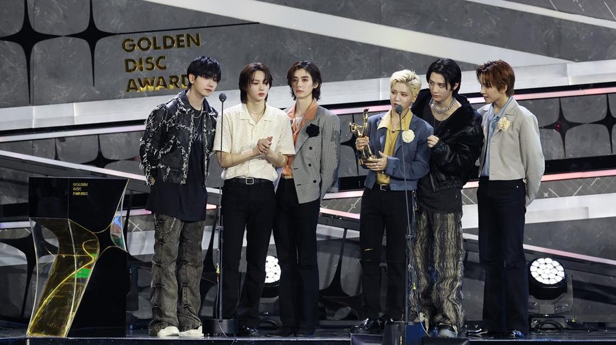 BOYNEXTDOOR Boyband K-Pop BOYNEXTDOOR saat menerima piala penghargaan Next Generation Award di Golden Disc Awards 2024, Sabtu (6/1/2024), di Jakarta International Stadium (JIS).