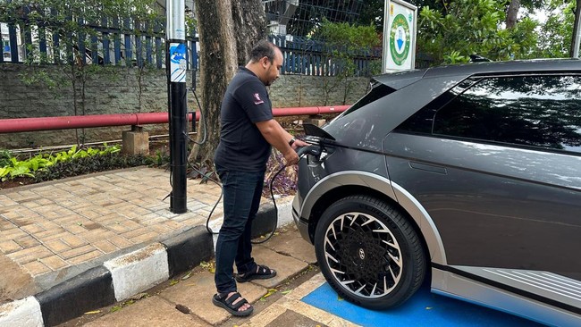 PT PLN (Persero) menyulap tiga tiang listrik di Jakarta sehingga bisa jadi tempat untuk mengecas kendaraan listrik.