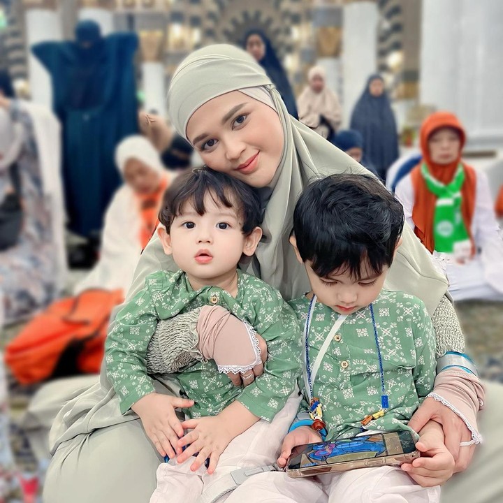 <p>Cut Meyriska dan Roger Danuarta juga termasuk artis yang mengajak anak balitanya, Shaquille dan Jourell saat ibadah umrah. "Sayang2Nya Mami Papi @shaquillekailidanuarta @jourellkenziedanuarta," tulis Cut Meyriska. (Foto: dok. Instagram @cutmeyriska)</p>