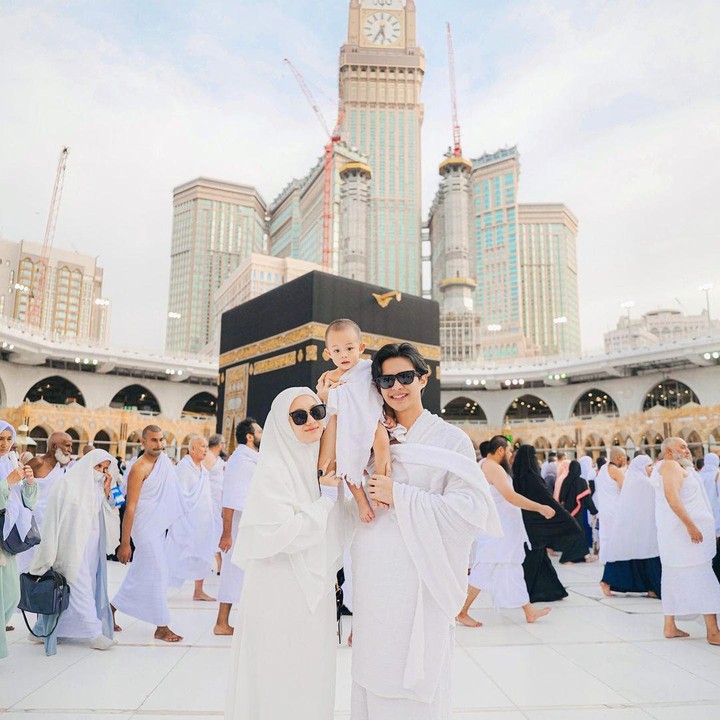 <p>Dinda Hauwa dan Rey Mbayang membawa putra pertamanya, Shaka di usia 1 tahun 2 bulan untuk ikut ibadah umrah ke Tanah Suci. Dinda dan Rey menceritakan alasan mereka mengajak putranya umrah sebagai cara membekali Shaka dengan iman yang kuat. "<em>Alhamdulillah</em>, ini ibadah ternikmat masya Allah..Saya sangat bersyukur sampai di titik ini, Allah lancarkan segala niat baik..Allah panggil kami untuk berada di tanah haram ini..Sekaligus bawa shaka untuk umroh pertamanya di usia 1,2 tahun..Semoga kita bisa menjadi orang tua yg bertanggung jawab..“bekalin shaka dengan iman yg kuat. Insya Allah akhirat di hatinya, dan dunia lah yg akan mengejarnya” AAMIN," tulis Rey sebagai <em>caption</em>. (Foto: dok. Instagram @dindahauw dan @reymbayang)</p>