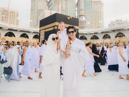 7 Potret Artis Ajak Anak Balitanya Ikut Umrah, Ada yang Masih Berusia 3 Bulan