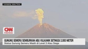 VIDEO: Gunung Merapi Luncurkan Awan Panas, Semeru Semburkan Abu