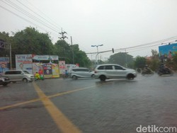 Hujan Deras Guyur Surabaya
