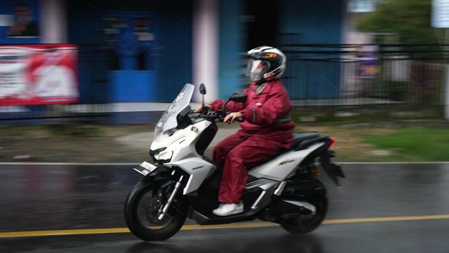 Pengendara motor perlu memilih jas hujan yang tepat dan sesuai kebutuhan biar aman di jalan.