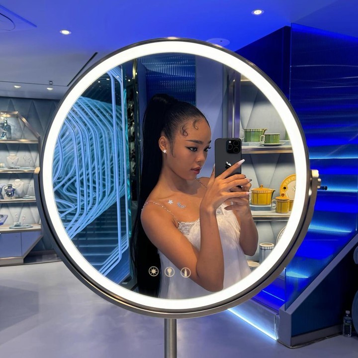 <p>Merintis karier sebagai model di usia muda, wajah Jenny Park sudah muncul di berbagai majalah mode. Ia juga sering menjadi model untuk brand terkemuka. (Foto: Instagram @__jennypark__)</p>