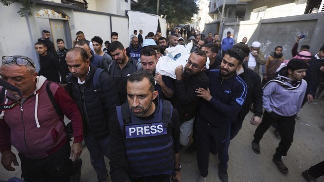 Seorang jurnalis stasiun televisi Palestina Amr Al Dahoudi pingsan saat sedang siaran langsung situasi terkini di Jalur Gaza.