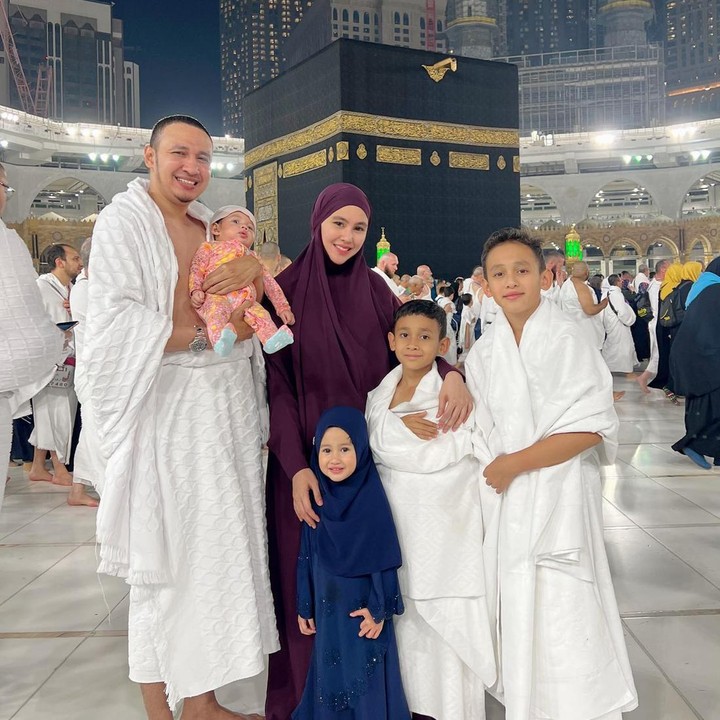 <p>Kartika Putri dan Habib Usman juga mengajak anak-anak mereka untuk ibadah umrah bersama, beberapa waktu lalu. Hal yang mencuri perhatian, yakni Kartika membawa serta bayinya yang baru berusia 3 bulan ikut umrah. "<em>MasyaALLAH tabarakALLAH..Alhamdulillah</em> ALLAH Berikan lagi kesempatan luar biasa untuk bisa menunaikan ibadah umrah lagi..," tulis Kartika Putri. (Foto: dok. Instagram @kartikaputriworld)</p>