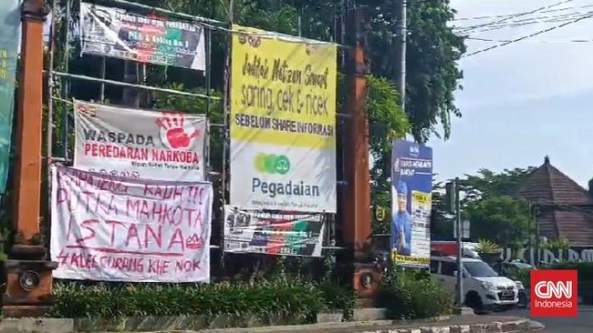 Gibran berkampanye ke Bali pada Selasa pagi ini. Kedatangannya disambut spanduk sindiran dan kritik yang disebar di sejumlah titik di Denpasar.