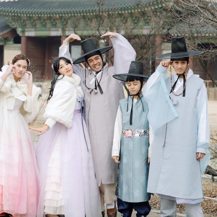 <p>Hesti Purwadinata dan Edo Borne tengah menghabiskan momen liburan awal tahun. Mereka menyambut 2024 dengan pergi ke Korea Selatan, Bunda. (Foto: Instagram @hestipurwadinata)</p>