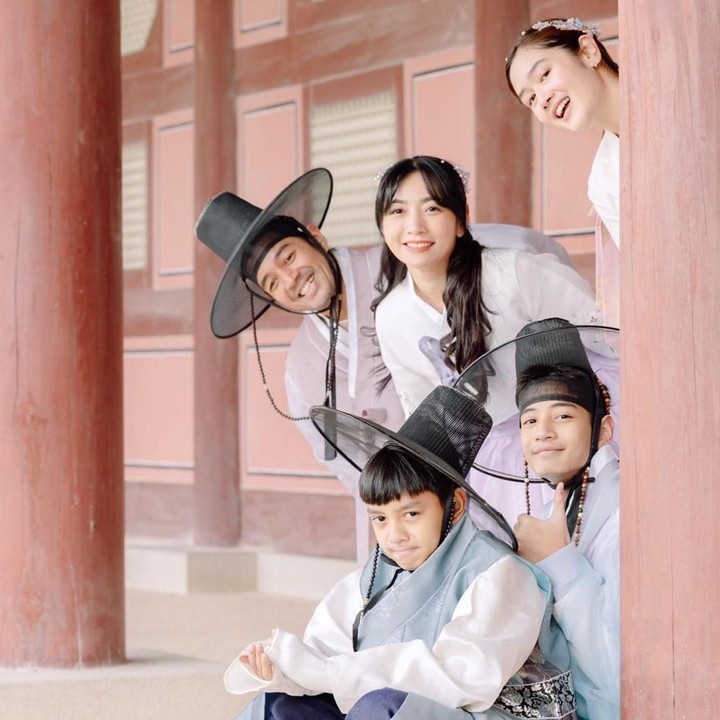 <p>Keluarga Hesti Purwadinata tampil kompak mengenakan busana <em>hanbok,</em> nih. Penampilan itu membuat mereka terlihat seperti bangsawan Korea nih, Bunda. (Foto: Instagram @hestipurwadinata)</p>