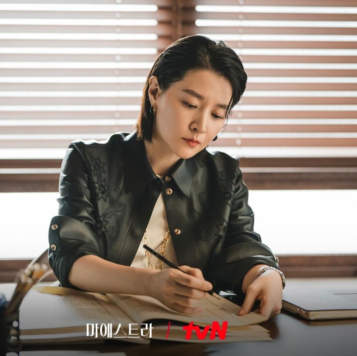 <p>Dalam poster yang dirilis oleh tvN, Young Ae yang memainkan karakter Cha Se Eum terlihat tenggelam dalam musik yang ia pimpin. Sementara itu, <em>Maestra: Strings of Truth</em> hadir dengan 12 episode dan tayang perdana sejak 9 Desember 2023. (Foto: Instagram @tvn_drama)</p>