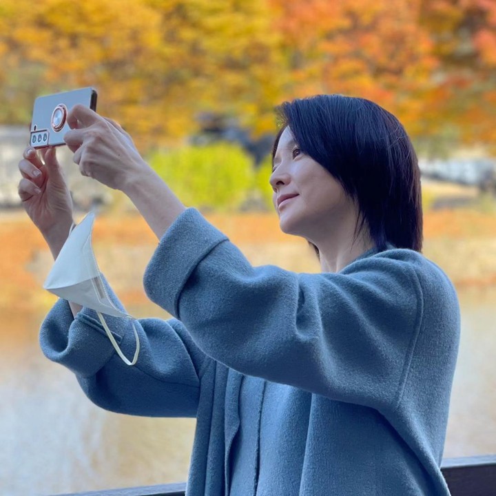 <p>Sudah 21 tahun berlalu, sosok Lee Young Ae masih aktif di dunia akting. Dahulu, perempuan berusia 52 tahun ini berhasil mendapat penghargaan Aktris Terbaik di Festival Film Sitges ke-38, Penghargaan Film Blue Dragon ke-26 dan Penghargaan Seni Baeksang ke-42 karena penampilannya di Dae Jang Geum. (Foto: Instagram @leeyoungae0824)<br /><br /><br /></p>