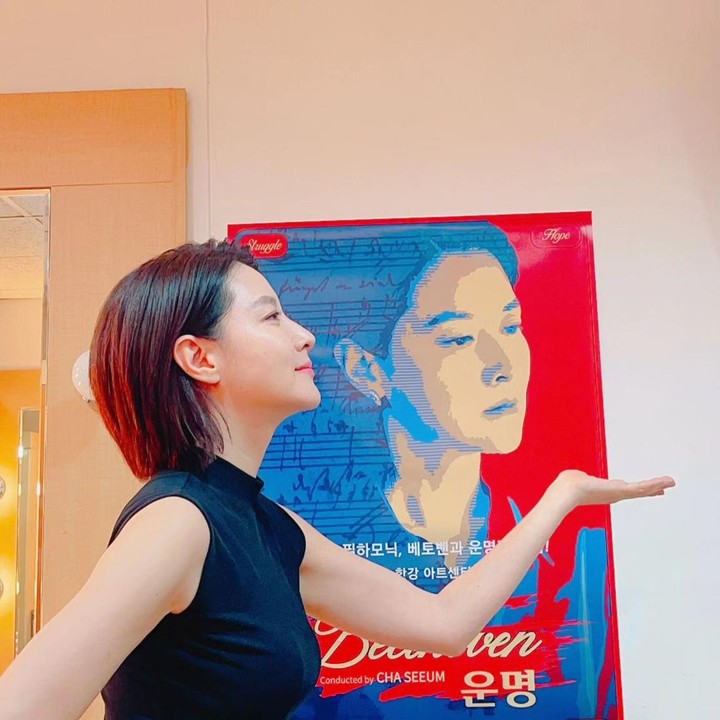 <p>Untuk diingat kembali, Lee Young Ae memulai debutnya sebagai model pada tahun 1991. Setelah tampil dalam iklan televisi, ia memulai debutnya sebagai aktris dalam drama <em>How's Your Husband?</em> di tahun 1993, yang memenangkan Aktris Baru Terbaik di SBS Drama Awards. (Foto: Instagram @leeyoungae0824)<br /><br /><br /></p>