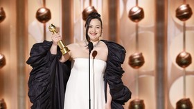 Arti Pidato Berbahasa Blackfoot Lily Gladstone di Golden Globe Awards