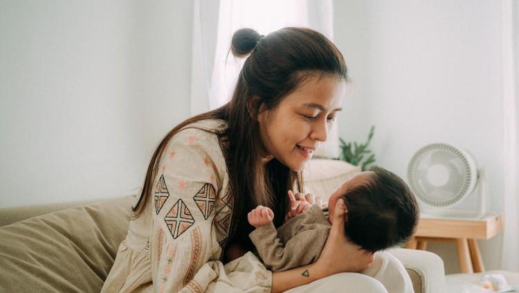 Mengajak bicara bayi