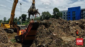 FOTO: Kerja Keras di Sudut Ciliwung, Olah Sampah Jadi Bahan Bakar