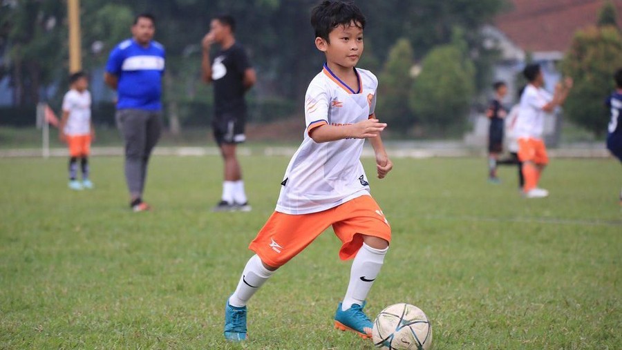 Miro Materazzi Miro Materazzi, anak Okie Agustina dan Gunawan Dwi Cahyo yang jago main bola.