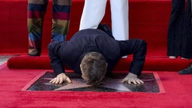 FOTO: Kebahagiaan Willem Dafoe Raih Bintang di Hollywood Walk of Fame