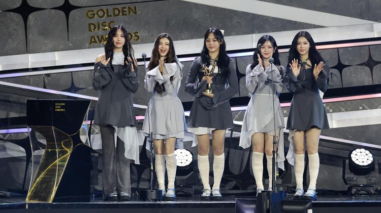 Girlband K-Pop NewJeans saat menerima piala penghargaan Digital Song Bonsang di Golden Disc Awards 2024, Sabtu (6/1/2024), di Jakarta International Stadium (JIS).