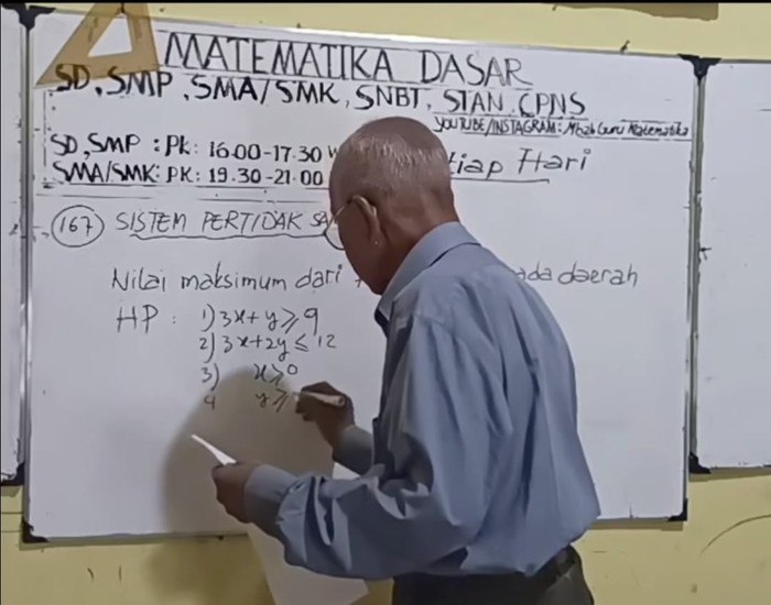 Pak Melan Achmad mengajar matematika setiap hari lewat TikTok Mbah Guru Matematika
