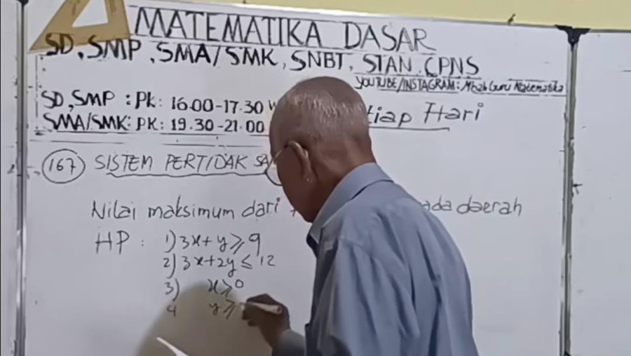 Pak Melan Achmad mengajar matematika setiap hari lewat TikTok Mbah Guru Matematika Pak Melan Achmad mengajar matematika setiap hari lewat TikTok Mbah Guru Matematika