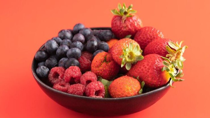 Penelitian Ungkap Berat Badan Bisa Turun dengan Rajin Mengunyah Buah Beri, Benarkah?
