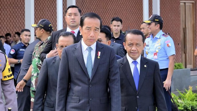 Jokowi menyebut 2 BUMN; PT PP dan Adhi Karya mendapatkan kontrak kerja sama pembangunan jalur kereta api di Filipina senilai Rp8,5 triliun.
