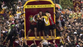 FOTO: Ratusan Ribu Umat Rayakan Pesta Black Nazarene di Filipina