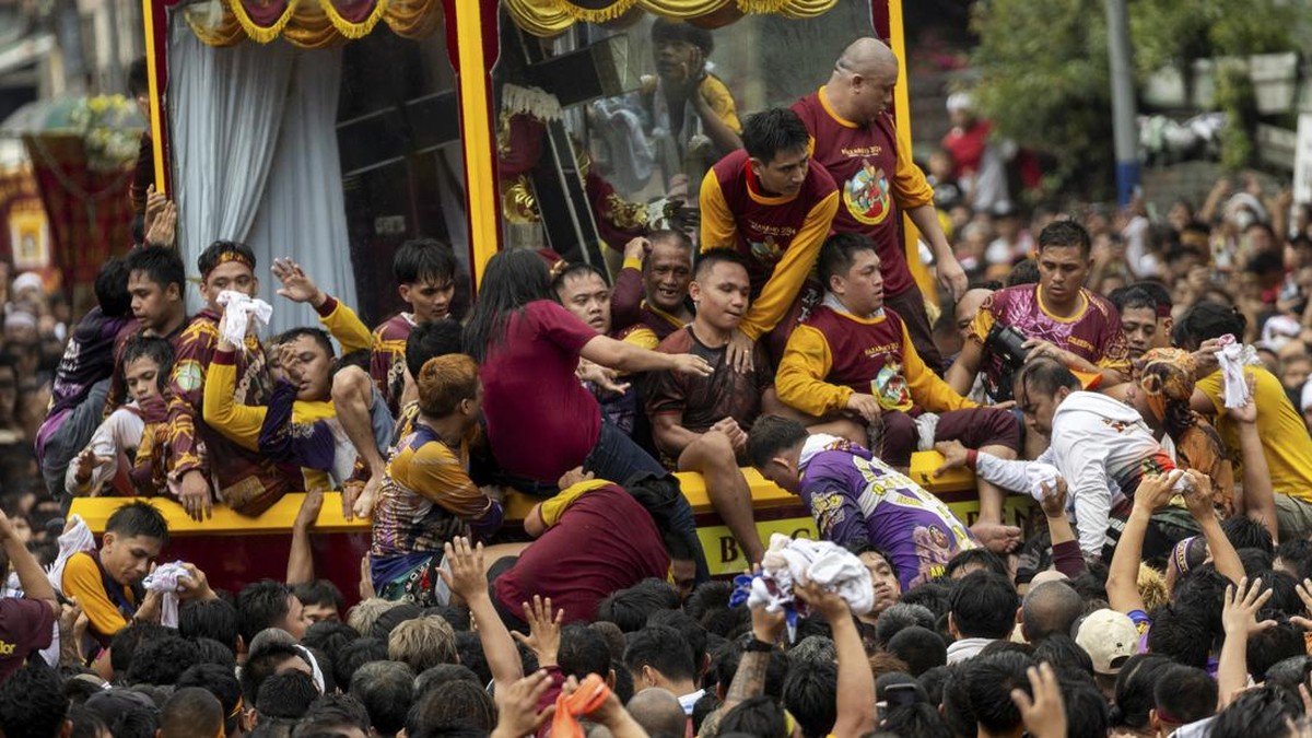 FOTO: Ratusan Ribu Umat Rayakan Pesta Black Nazarene di Filipina