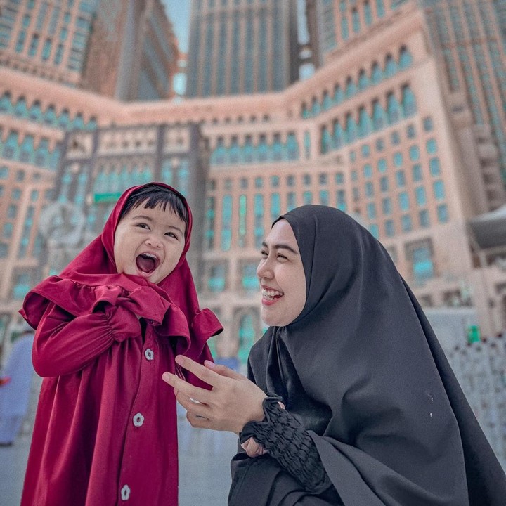 <p>Ria Ricis memilih menghabiskan pergantian tahun 2024 dengan melaksanakan ibadah umrah bersama keluarga. Tak ketinggalan pula Ricis mengajak putri tercinta, Moana yang masih berusia 2,5 tahun ikut umrah bersama. Momen ini tampak di akun Instagram pribadi Ricis. (Foto: dok. Instagram @riaricis)</p>