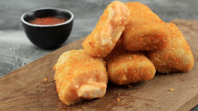 Chef Devina Hermawan membagikan inspirasi resep risoles kornet keju untuk menambah kehangatan kumpul keluarga. Berikut resep risoles kornet keju.
