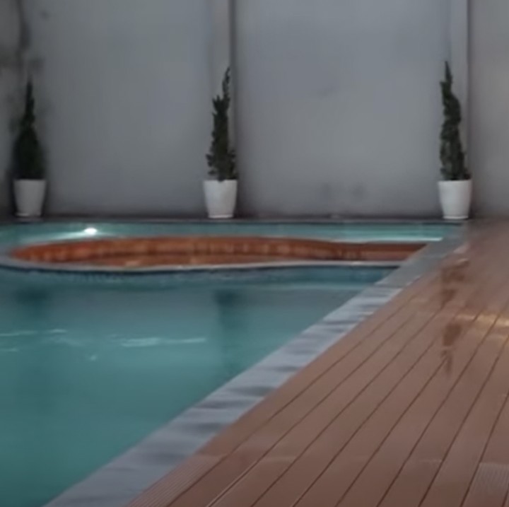 <p>Rumah baru mereka dilengkapi dengan kolam renang yang membuat hunian baru tersebut disebut-sebut seperti resort mewah. Rumah ini juga dijaga dengan ketat. Setiap pintu ruangan privasi dipasangi finger print dan hanya bisa dibuka oleh April Jasmine dan sang suami.(Foto: YouTube TRANS7 Lifestyle)</p>
