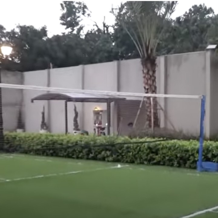 <p>Untuk fasilitasnya juga tak main-main. April Jasmine dan Ustaz Solmed menyediakan sirkuit untuk anak beramain, lapangan badminton, kolam berenang, hingga ruang main anak yang dibuat selayaknya di mal.(Foto: YouTube TRANS7 Lifestyle)</p>