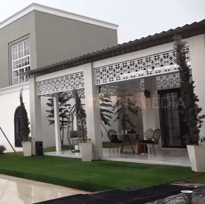 <p>Dengan luas tanah, banyak bangunan, dan beragam fasilitas yang ada, rumah ini ditaksir dengan harga puluhan miliar, Bunda. Bahkan, ada yang menaksir hingga Rp45 M. Bagaimana menurut pendapat Bunda? (Foto: YouTube TRANS7 Lifestyle)</p>