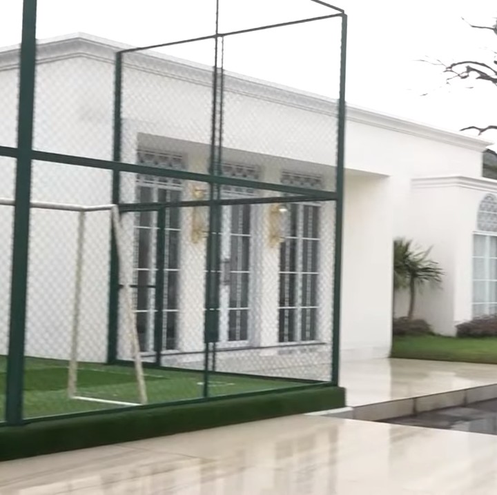 <p>Bangunan bergaya Maroko ini memiliki dua lantai dan dibuat bak kompleks. Di sana terdapat beberapa bangunan, mulai dari rumah utama hingga kafe. Bahkan dilengkapi dengan lapangan olahraga hingga pom bensin mini.(Foto: YouTube TRANS7 Lifestyle)<br /><br /><br /></p>