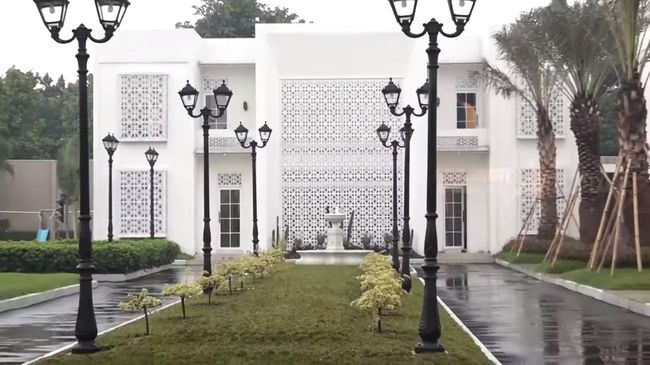 April Jasmine and Ustaz Solmed’s Luxurious New House in Bogor – Complete with Moroccan Style and 10 Rooms