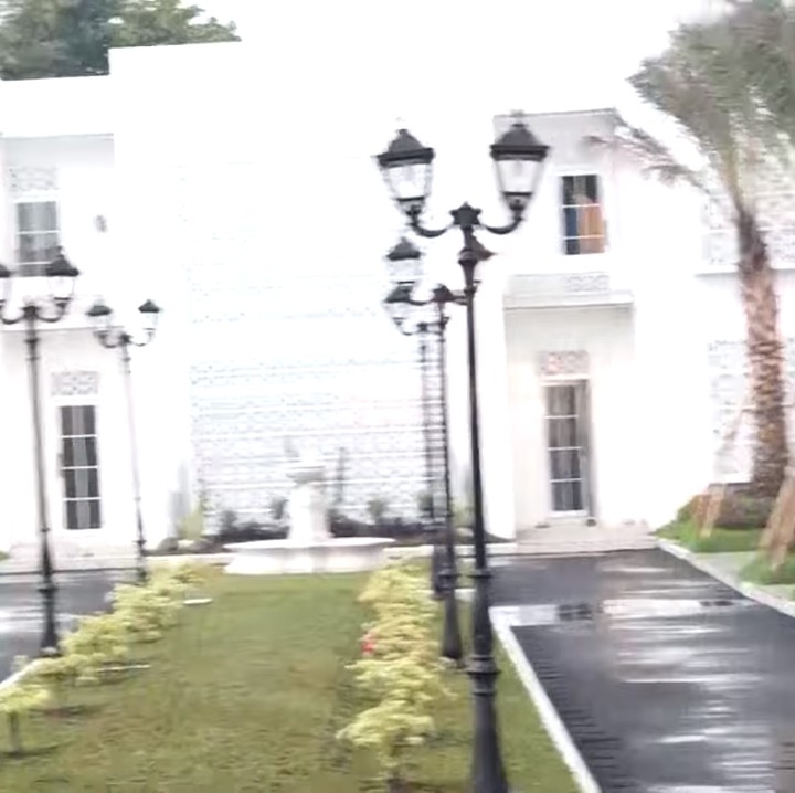 <p>Rumah ini dilengkapi dengan total 10 kamar, Bunda. Mulai dari kamar utama, kamar anak, kamar asisten rumah tangga, serta pos pengamanan.(Foto: YouTube TRANS7 Lifestyle)<br /><br /><br /></p>