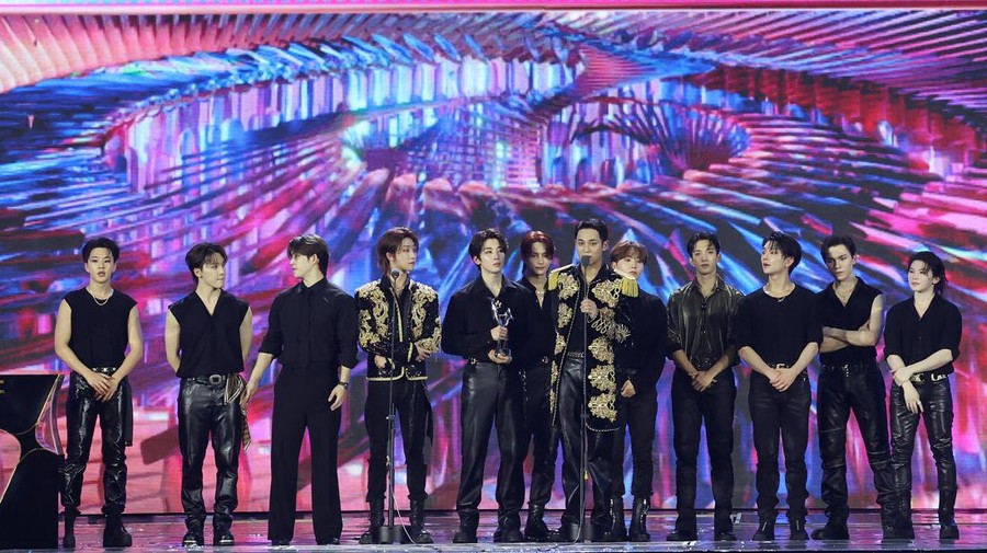 Boyband K-Pop SEVENTEEN saat menerima piala penghargaan utama Daesang/Album of the Year di Golden Disc Awards 2024, Sabtu (6/1/2024), di Jakarta International Stadium (JIS).