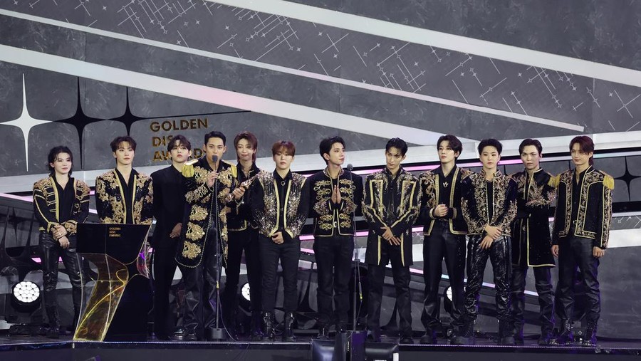 SEVENTEEN Boyband K-Pop SEVENTEEN saat menerima piala penghargaan Digital Song Bonsang di Golden Disc Awards 2024, Sabtu (6/1/2024), di Jakarta International Stadium (JIS).