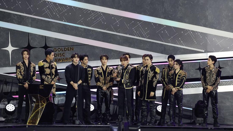 SEVENTEEN Boyband K-Pop SEVENTEEN saat menerima piala penghargaan Album Bonsang di Golden Disc Awards 2024, Sabtu (6/1/2024), di Jakarta International Stadium (JIS).