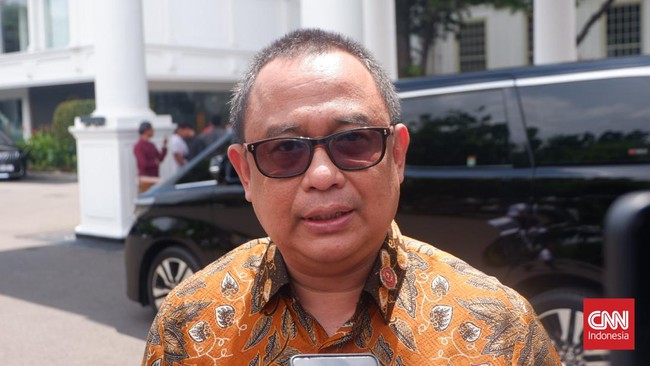 Koordinator Staf Khusus Presiden Ari Dwipayana merespons 'surat cinta' yang disampaikan mahasiswa UGM kepada dirinya dan Menteri Sekretaris Negara.