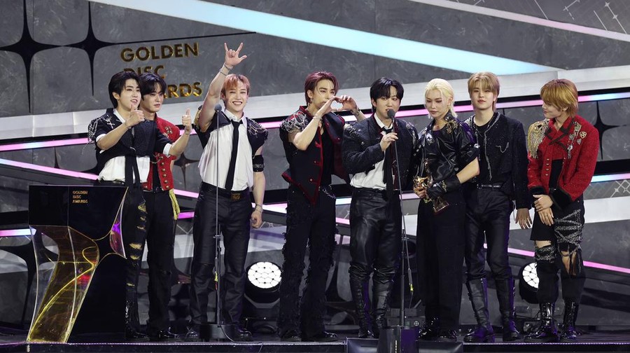 Stray Kids Boyband K-Pop Stray Kids saat menerima piala penghargaan Album Bonsang di Golden Disc Awards 2024, Sabtu (6/1/2024), di Jakarta International Stadium (JIS).